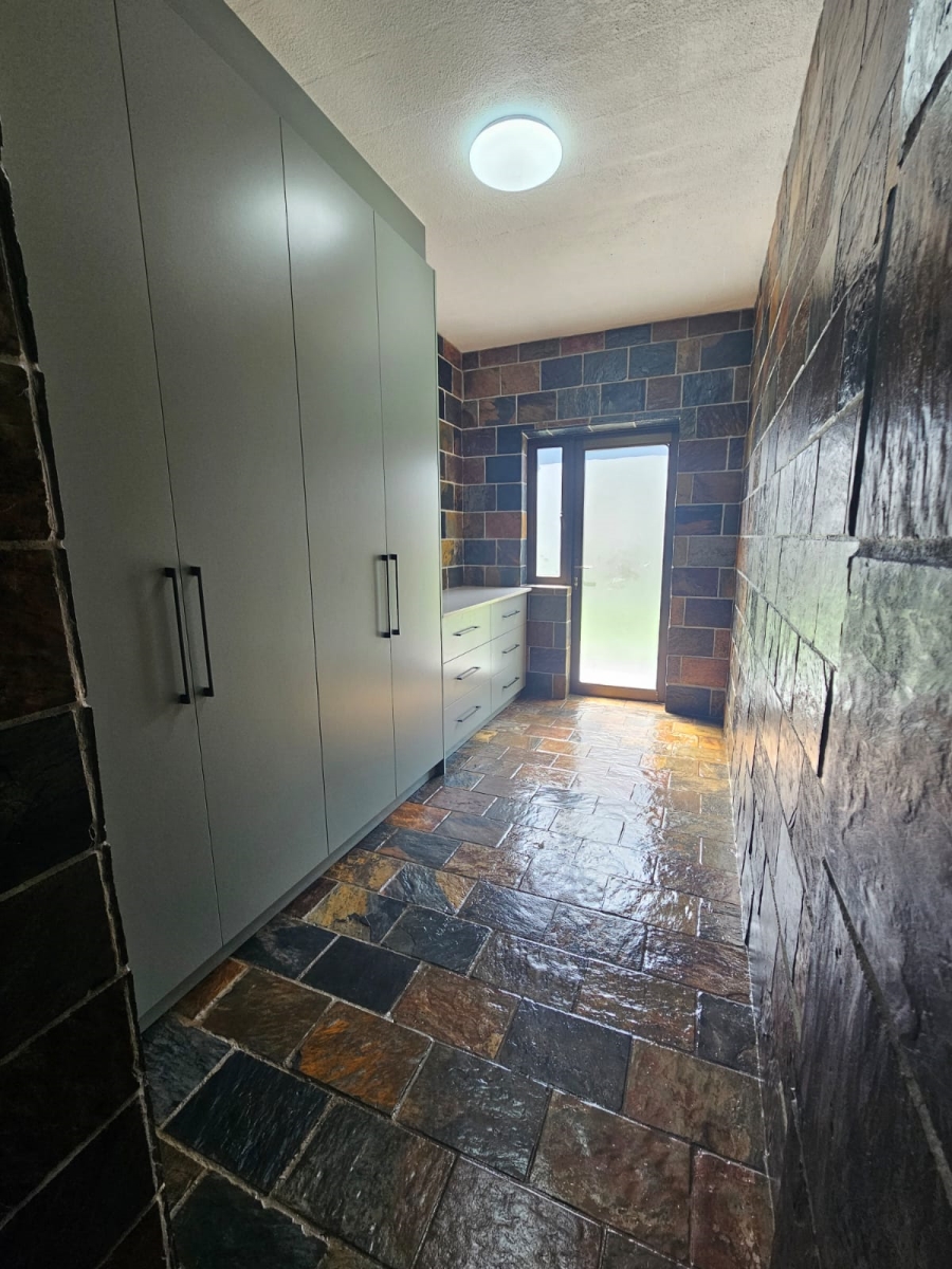 To Let 5 Bedroom Property for Rent in Stilbaai Wes Western Cape